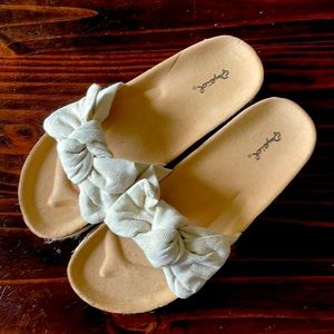 Cream color bow sandals size 8 women